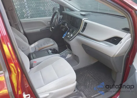 2015 Toyota Sienna Le 8 Passenger z USA, uszkodzony, nr VIN 5TDKK3DC5FS576035